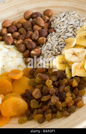 Teller mit getrockneten Früchten und Nüssen Stockfoto