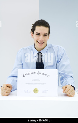 Junger Mann erhält Ehrenurkunde Stockfoto