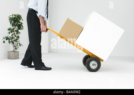 Geschäftsmann Umzugskartons mit Sackkarre Stockfoto