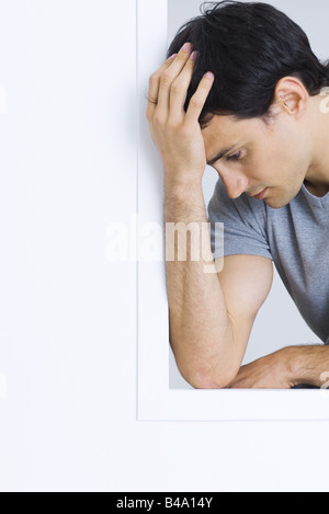 Mann hielt Kopf, blickte, Porträt Stockfoto