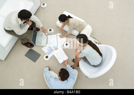 Team von Fachleuten im lässigen Arbeitsumgebung diskutieren Dokumente, Draufsicht Stockfoto