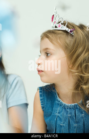 Kleines Mädchen trägt Tiara, Profil Stockfoto