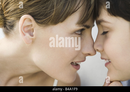 Mutter und Sohn berühren Nasen, junge ist Augen geschlossen, seitliche Ansicht Stockfoto