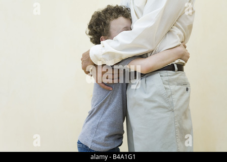 Vater und Sohn umarmen, Seitenansicht, beschnitten Stockfoto