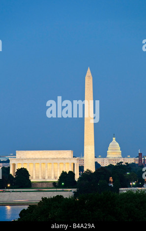 WASHINGTON DC, USA - Blick auf das Lincoln Memorial, Washington Monument, und Capitol Building bei Nacht von gegenüber des Potomac in der Nähe der Iwo Jima Memorial. Stockfoto