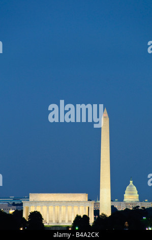 WASHINGTON DC, USA - Blick auf das Lincoln Memorial, Washington Monument, und Capitol Building bei Nacht von gegenüber des Potomac in der Nähe der Iwo Jima Memorial. Stockfoto