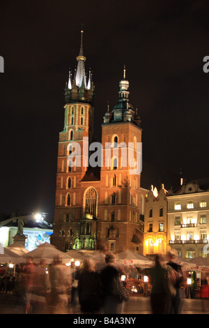 Beleuchtete Kirche St. Mary (aka. Kirche der Himmelfahrt der Jungfrau Maria in der Hauptmarkt in Krakau, Polen in der Nacht Stockfoto