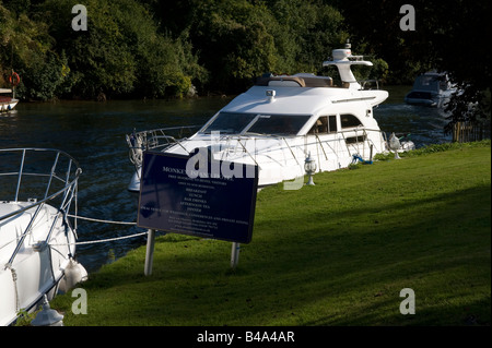 Eine Yacht von Monkey Island Hotel auf einer kleinen Insel auf der Themse in Bray Stockfoto