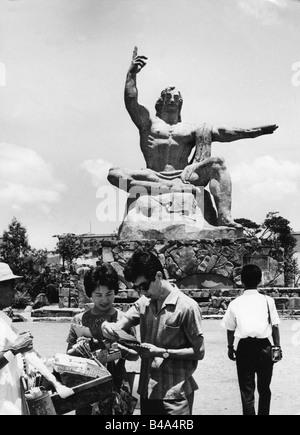 Geographie/Reise, Japan, Städte, Nagasaki, Denkmäler, Denkmal für den Frieden, 1950er Jahre, Stockfoto