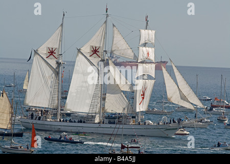 Shabab Oman umgeben von kleinen Booten 500 Tall Ships Regatta 2008 Falmouth Cornwall UK Stockfoto