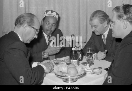 Honecker, Erich, 25.8.1912 - 29.5.1994, deutscher Politiker (SED), mit einem Delpat aus Kenia, Ost-Berlin, 1962, Stockfoto