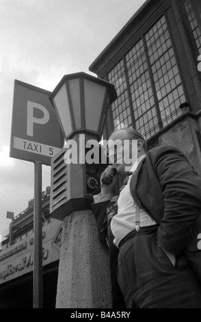 Geografie/Reisen, Deutschland, Berlin, Transport, Taxistand, Friedrichstraße, Fahrer am Telefon, 1961, Stockfoto