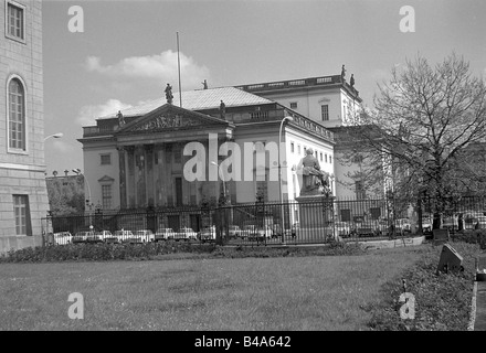 Geografie/Reisen, Deutschland, Berlin, Oper, Außenansicht, Blick von der Humboldt Universität, unter den Linden, 1973, Stockfoto