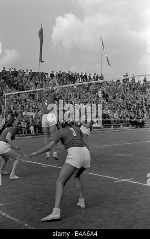 Sport, Volleyball, Wettkampf, Sportplatz an der Cantianstraße, Berlin, 1951, Stockfoto