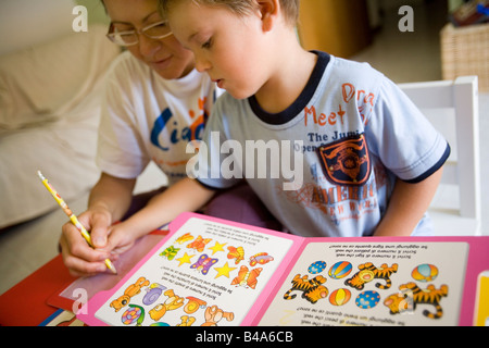 Mutter und Sohn zusammen Hausaufgaben Stockfoto