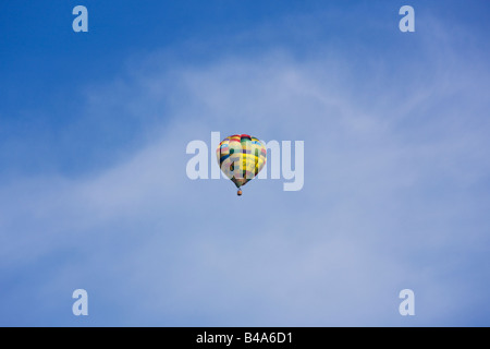 Heißluftballon hoch In den Himmel und gegen einen blauen Himmel, Cambridgeshire England UK Stockfoto