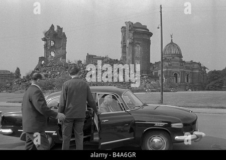 Geografie/Reisen, Deutschland, Dresden, Innenstadt, 1966 Männer, die ein Auto, Ruinen, Menschen, Deutsche Demokratische Republik, DDR, Ostdeutschland, Sachsen, 20. Jahrhundert, historisch, historisch, 1960er Jahre, Stockfoto