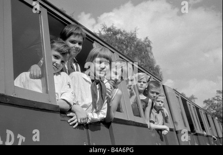 Geografie/Reisen, Deutschland, Deutsche Demokratische Republik, Organisationen, Ernst Thälmann Pionierorganisation, Pionierpark "Ernst Thälmann", Pioniereisenbahn, Zug mit Jungen Pionieren, 1963, Stockfoto