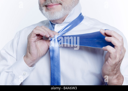 Windsor Krawatte Lektion, indem ein hübscher Mann Stockfoto