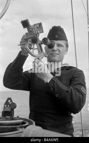 Polizei, Deutschland, Demokratische Republik Deutschland, Grenzpolizei, Seefahrer mit Sextant, 1958, Stockfoto