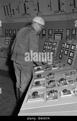 Geografie/Reisen, Deutschland, Deutsche Demokratische Republik, chemische Industrie, Chemiekombinat "Walter Ulbricht", Leuna, Innenansicht, Schaltraum, 1964, Stockfoto