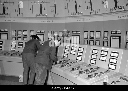 Geografie/Reisen, Deutschland, Deutsche Demokratische Republik, chemische Industrie, Chemiekombinat "Walter Ulbricht", Leuna, Innenansicht, Schaltraum, 1964, Stockfoto