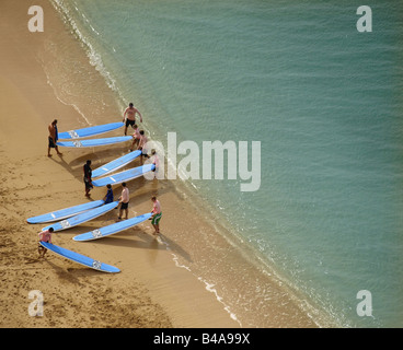 Vorbereitung zum Surfen - Waikiki Beach von oben. Stockfoto