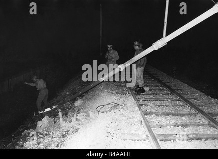 Geografie/Reisen, Italien, Politik, Südtirol, Konflikt in Südtirol, Polizisten auf Patrouille bei der Eisenbahn Bolzano - Merano - Malles, in der Nähe von Meran, Juni 1961, Stockfoto