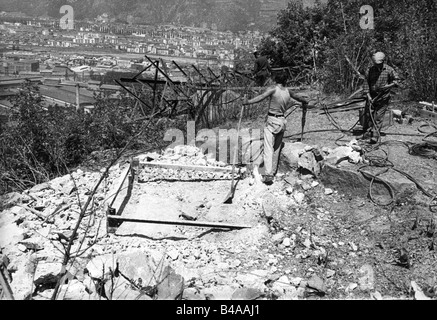 Geografie/Reisen, Italien, Politik, Südtirol, Konflikt in Südtirol, Bombenanschlag, Arbeiter am gestrahlten Pylon, in der Nähe von Bolzano, Juni 1961, Stockfoto