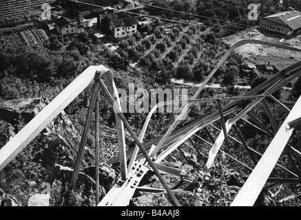 Geografie/Reisen, Italien, Politik, Südtirol, Konflikt in Südtirol, Bombenanschlag, gesprenkelter Pylon, Straße in Richtung Mendola, in der Nähe von Bolzano, Juni 1961, Stockfoto