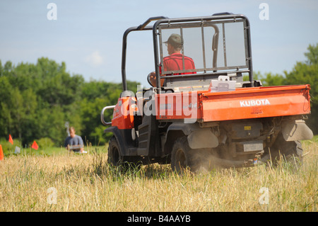 Kleiner Traktor auf der Farm. Stockfoto