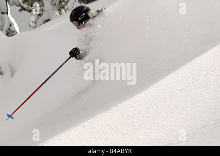 Ein Skifahrer im Tiefschnee mit einem großen Schnee-spray Stockfoto