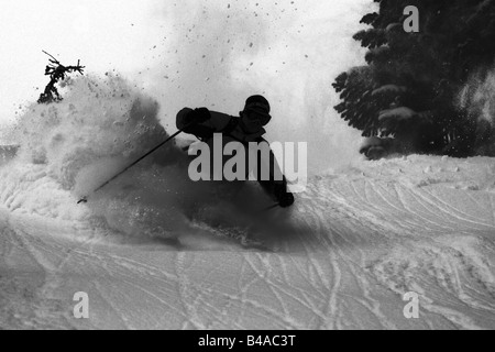 Ein Skifahrer im Tiefschnee mit einem großen Schnee-spray Stockfoto