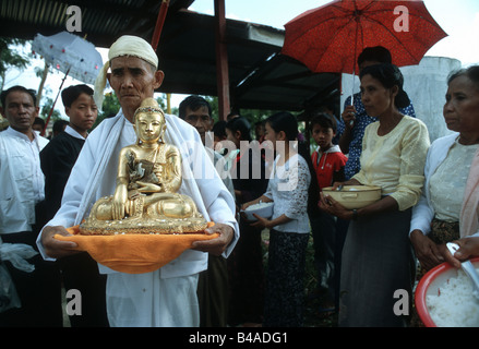 Mann trägt einen goldenen Buddha während einer Prozession, Kalaw, Burma/Myanmar Stockfoto