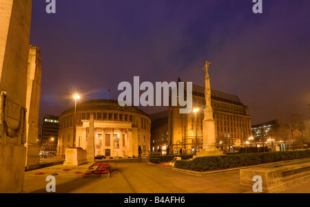 Petersplatz, der Zentralbibliothek & Krieg Memorial Manchester, England Stockfoto