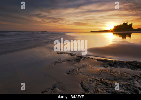 Sonnenaufgang auf dem verlassenen Beah bei Bamburgh mit dem Schloss in der Ferne Northumberland Stockfoto