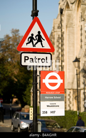 Eine Straße Verkehrsschild dreieckig Patrol und Bushaltestelle an der Harrow School in Harrow auf dem Hügel Sign. Stockfoto