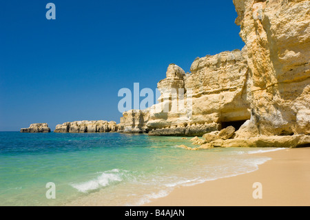 Leere Küste am Praia Da Marinha in der Nähe von Armacao De Pera, Algarve, Portugal Stockfoto