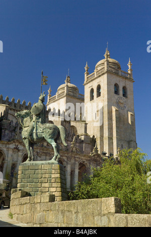 Porto, Porto, die Türme der Kathedrale und Reiterstandbild (Vímara Peres) Stockfoto