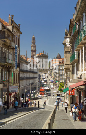 Oporto, die Rua Dos Clerigos mit der Igreja Dos Clerigos Kirche und Turm In der Ferne Stockfoto