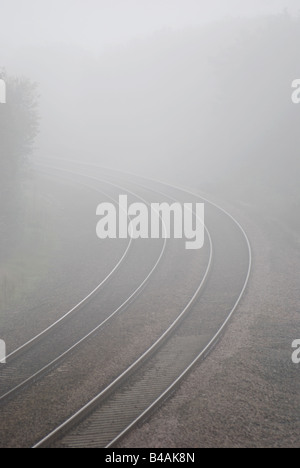 Bahnstrecke in Nebel, UK Stockfoto