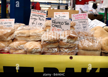 Eine lokale Marktstand verkauft eine Vielzahl von Brot Elemente.  Von Broten, Brötchen Brot hat dieser kleine Stall Inhaber beschäftigt Stall. Stockfoto