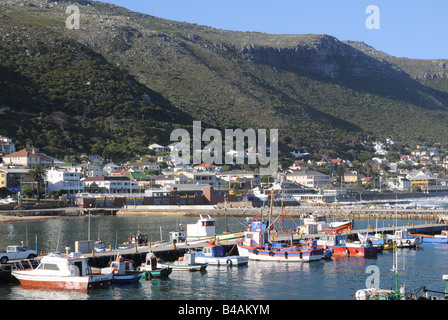 Geographie/Reisen, Südafrika, Fishhoek, Hafen, Fischerboote im Hafen, die Ansicht mit Maulwurf und Küstenstraße und Häuser, Additional-Rights - Clearance-Info - Not-Available Stockfoto