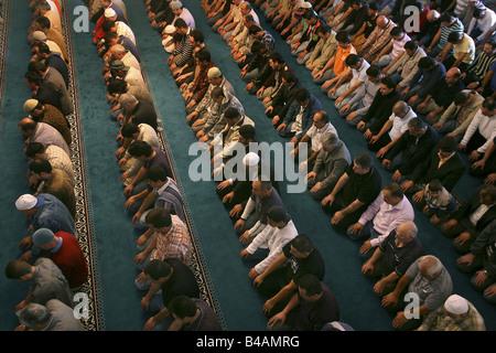 Muslime beten in der Sehitlik Moschee, Berlin, Deutschland Stockfoto