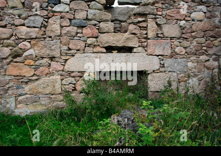 Alter Kamin in einem Bauernhaus-Interieur in Apulien, Italien Stockfoto
