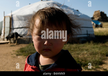 Ein nettes mongolische Mädchen steht vor ihrer Familie GER (Jurte). Stockfoto