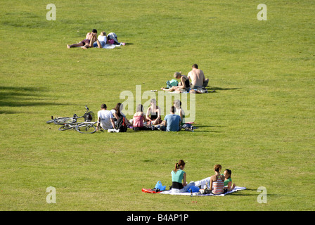 Menschen im Greenwich Park London Sommer die Sonne zu genießen. Stockfoto