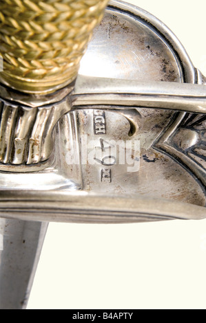 Ein Schwert für die Lebensgarde der Bogenschützen, aus der Regierungszeit von König Ludwig I. EINE gerade, einschneidige Klinge mit der krönenden Chiffre "L" auf obverser und umgekehrter Seite, und auf dem abgerundeten Klingenrücken mit dem Prägestempel "37" versehen. Massiver Silberhill. Die Innenseite der Schutzplatte wurde mehrfach mit "LGH", die Nummer "49" mit dem Meisterzeichen "XB" und dem 'Münchner Kindl' (Münchner Kind) versehen. Vergoldeter Messinggriff mit angezeigter Umhüllung. Angebrachter, korrekter Schwertknoten. Schwarze Lederschelle mit versilberten Messingfittings. Quillons haben eine alte Reparatur. Hilt leicht getragen von, Stockfoto