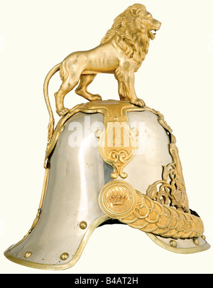 Ein Helm aus dem Jahr 1852 für die Archers Life Guard., In der Hofgala Version mit dem stehenden, vergoldeten Löwen. Nickelsilberner Schädel mit feuervergoldeten Grabbacken, breite Metall-Chinskalen auf Kronrosetten. Der Löwe hat die Teilenummer "6" auf dem hinteren Bein. Originallederfutter (beschädigt). Die Teilenummer "6" wird in die hintere Spitze eingelötet. Riss, der nur von der Innenseite des Schädels aus sichtbar ist. Seltener Helm. Historisch, historisch, 19. Jahrhundert, Bayern, Bayern, Deutsch, Deutschland, Süddeutschland, Süddeutschland, Objekt, Objekte, Stills, Militaria, Clippi, Stockfoto