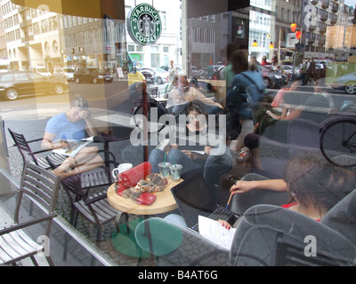 Menschen in Starbucks Coffee-Shop in Berlin Deutschland Stockfoto
